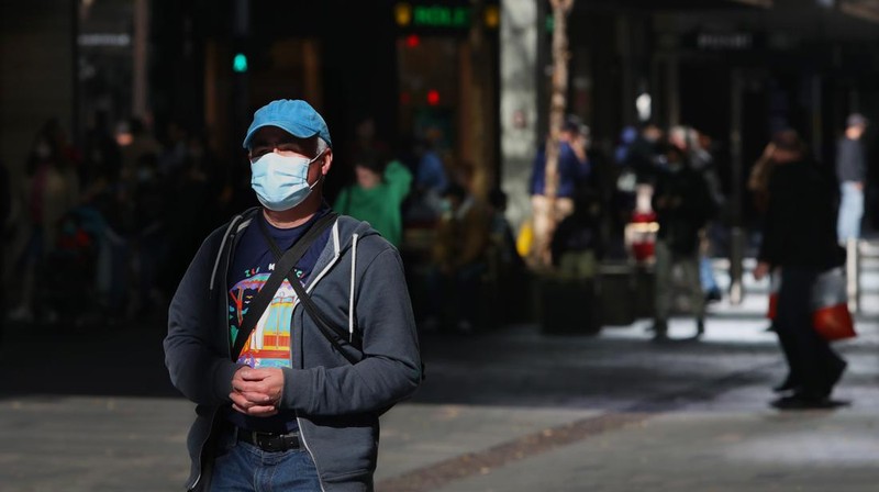 Kasus infeksi Covid-19 di Australia kembali melonjak, dengan ratusan ribu orang dilaporkan terinfeksi virus tersebut tiap minggunya. Otoritas kini telah meminta pengusaha untuk mengizinkan para pekerja kembali bekerja dari rumah (WFH) dan menggunakan masker untuk menekan angka penularan. (Getty Images/Lisa Maree Williams)