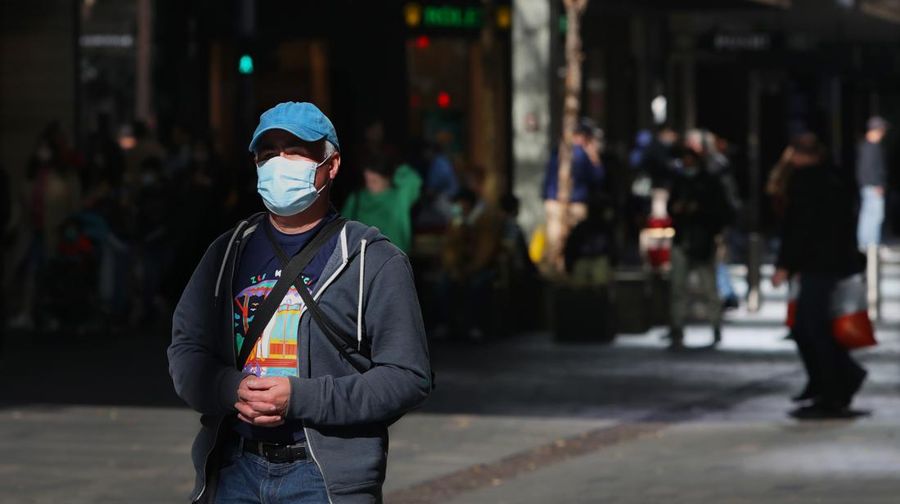 Kasus infeksi Covid-19 di Australia kembali melonjak, dengan ratusan ribu orang dilaporkan terinfeksi virus tersebut tiap minggunya. Otoritas kini telah meminta pengusaha untuk mengizinkan para pekerja kembali bekerja dari rumah (WFH) dan menggunakan masker untuk menekan angka penularan. (Getty Images/Lisa Maree Williams)
