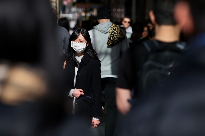 Kasus infeksi Covid-19 di Australia kembali melonjak, dengan ratusan ribu orang dilaporkan terinfeksi virus tersebut tiap minggunya. Otoritas kini telah meminta pengusaha untuk mengizinkan para pekerja kembali bekerja dari rumah (WFH) dan menggunakan masker untuk menekan angka penularan. (Getty Images/Lisa Maree Williams)