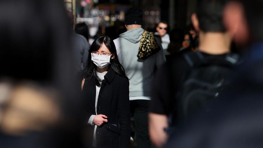 Kasus infeksi Covid-19 di Australia kembali melonjak, dengan ratusan ribu orang dilaporkan terinfeksi virus tersebut tiap minggunya. Otoritas kini telah meminta pengusaha untuk mengizinkan para pekerja kembali bekerja dari rumah (WFH) dan menggunakan masker untuk menekan angka penularan. (Getty Images/Lisa Maree Williams)