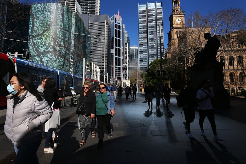 Kasus infeksi Covid-19 di Australia kembali melonjak, dengan ratusan ribu orang dilaporkan terinfeksi virus tersebut tiap minggunya. Otoritas kini telah meminta pengusaha untuk mengizinkan para pekerja kembali bekerja dari rumah (WFH) dan menggunakan masker untuk menekan angka penularan. (Getty Images/Lisa Maree Williams)