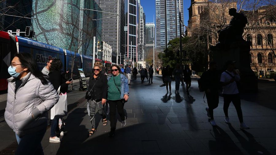 Kasus infeksi Covid-19 di Australia kembali melonjak, dengan ratusan ribu orang dilaporkan terinfeksi virus tersebut tiap minggunya. Otoritas kini telah meminta pengusaha untuk mengizinkan para pekerja kembali bekerja dari rumah (WFH) dan menggunakan masker untuk menekan angka penularan. (Getty Images/Lisa Maree Williams)