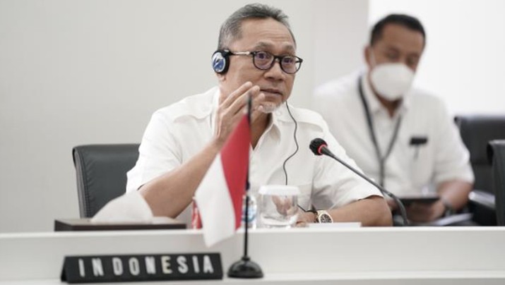 Menteri Perdagangan Indonesia Zulkifli Hasan melakukan pertemuan bilateral dengan Menteri Luar Negeri Bangladesh Abul Kalam Abdul Momen di kantor Kementerian Perdagangan, Jakarta, pada hari ini, Senin, (18/7). (Dok: Kemendag) Menteri Perdagangan Indonesia Zulkifli Hasan melakukan pertemuan bilateral dengan Menteri Luar Negeri Bangladesh Abul Kalam Abdul Momen di kantor Kementerian Perdagangan, Jakarta, pada hari ini, Senin, (18/7). (Dok: Kemendag)
