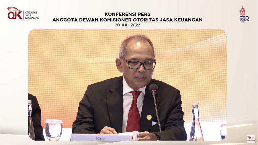 Ogi Prastomiyono dalam Konferensi Pers Anggota Dewan Komisioner OJK, Rabu (20/7/2022). (Tangkapan layar youtube Jasa Keuangan)