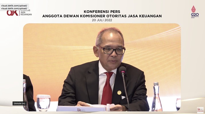 Ogi Prastomiyono dalam Konferensi Pers Anggota Dewan Komisioner OJK, Rabu (20/7/2022). (Tangkapan layar youtube Jasa Keuangan)