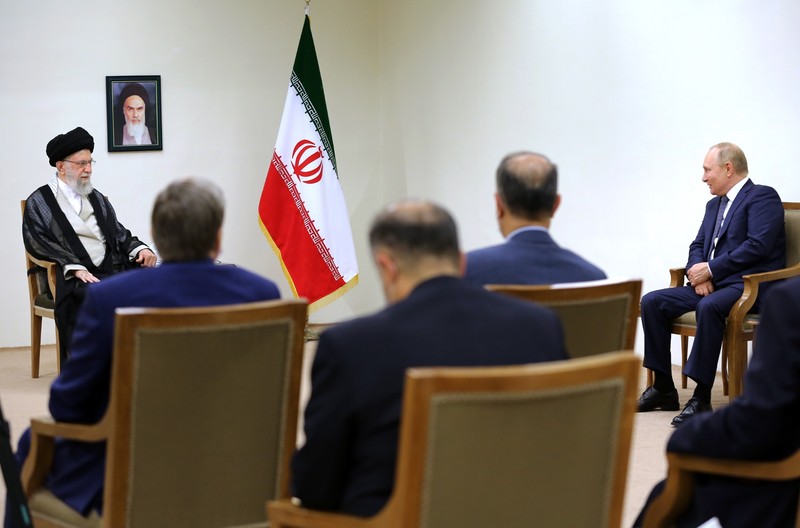 Presiden Rusia Vladimir Putin, Presiden Iran Ebrahim Raisi dan Presiden Turki Regep Tayyip Erdogan mengadakan konferensi pers bersama 19 Juli 2022 di Teheran, Iran. (Getty Images/Contributor)
