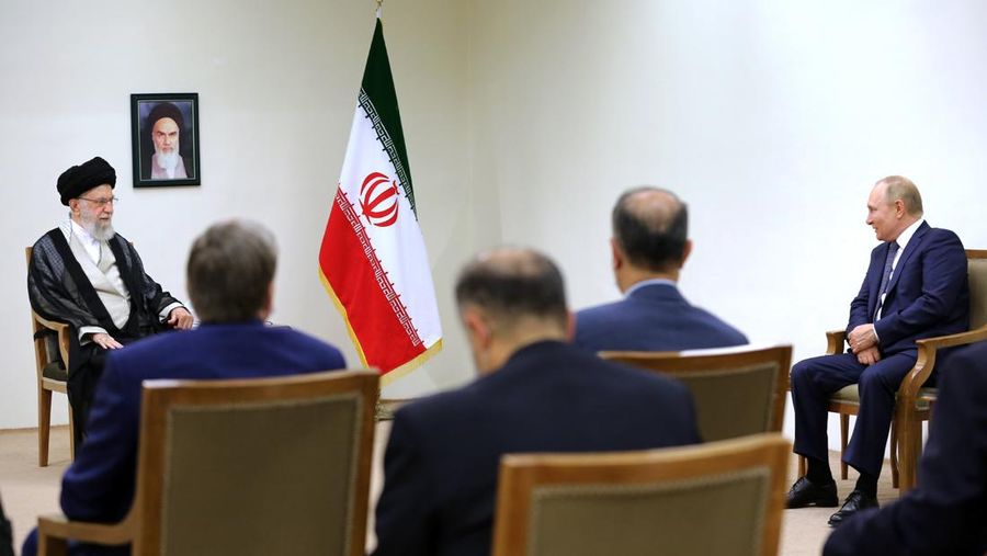 Presiden Rusia Vladimir Putin, Presiden Iran Ebrahim Raisi dan Presiden Turki Regep Tayyip Erdogan mengadakan konferensi pers bersama 19 Juli 2022 di Teheran, Iran. (Getty Images/Contributor)