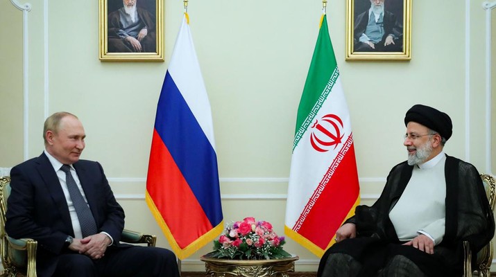 Pemimpin Tertinggi Iran Ali Khamenei (kiri) bertemu dengan Presiden Rusia Vladimir Putin (kanan) di Teheran, Iran pada 19 Juli 2022. (Anadolu Agency via Getty Images) Pemimpin Tertinggi Iran Ali Khamenei (kiri) bertemu dengan Presiden Rusia Vladimir Putin (kanan) di Teheran, Iran pada 19 Juli 2022. (Anadolu Agency via Getty Images)
