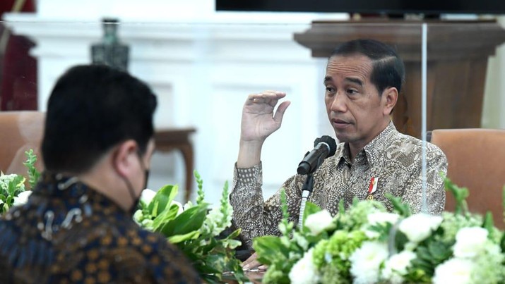 Presiden Joko Widodo mendorong jajarannya untuk mempersiapkan kebutuhan gula nasional dengan baik. Hal itu karena gula merupakan salah satu kebutuhan masyarakat yang berpengaruh pada terjadinya inflasi, serta terpengaruh berbagai disrupsi dan pengurangan importasi dari negara-negara lain. (Dok: Biro Pers Sekretariat Presiden) Presiden Joko Widodo mendorong jajarannya untuk mempersiapkan kebutuhan gula nasional dengan baik. Hal itu karena gula merupakan salah satu kebutuhan masyarakat yang berpengaruh pada terjadinya inflasi, serta terpengaruh berbagai disrupsi dan pengurangan importasi dari negara-negara lain. (Dok: Biro Pers Sekretariat Presiden)