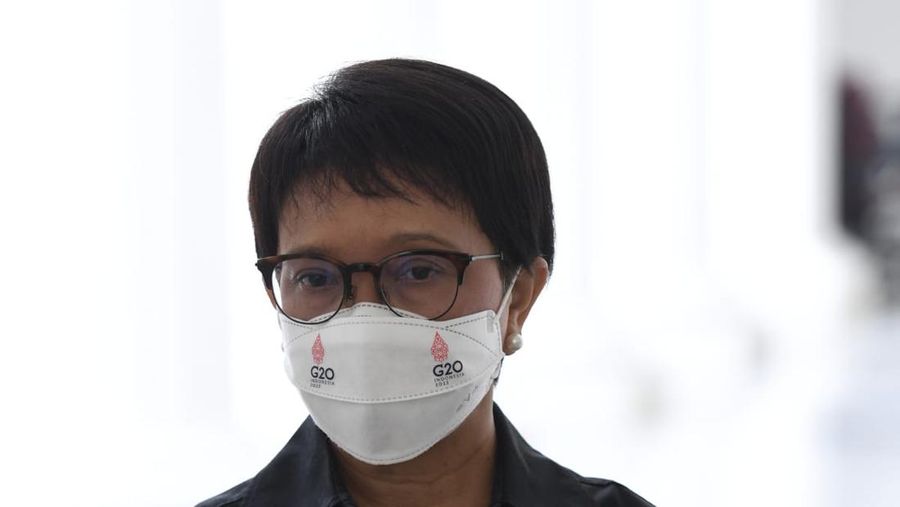 Presiden Joko Widodo menerima kunjungan kehormatan Menteri Luar Negeri (Menlu) Vietnam, Bui Thanh Son, dan delegasi di Istana Merdeka, Jakarta, pada Rabu, 20 Juli 2022. (Dok: Biro Pers Sekretariat Presiden)