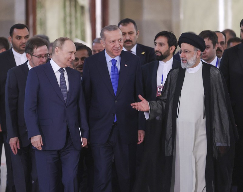 Presiden Rusia Vladimir Putin, Presiden Iran Ebrahim Raisi dan Presiden Turki Regep Tayyip Erdogan mengadakan konferensi pers bersama 19 Juli 2022 di Teheran, Iran. (Getty Images/Contributor)