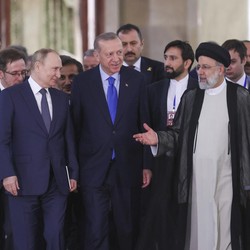Langka! Melihat Senyum Manis Putin Bertemu Erdogan di Iran