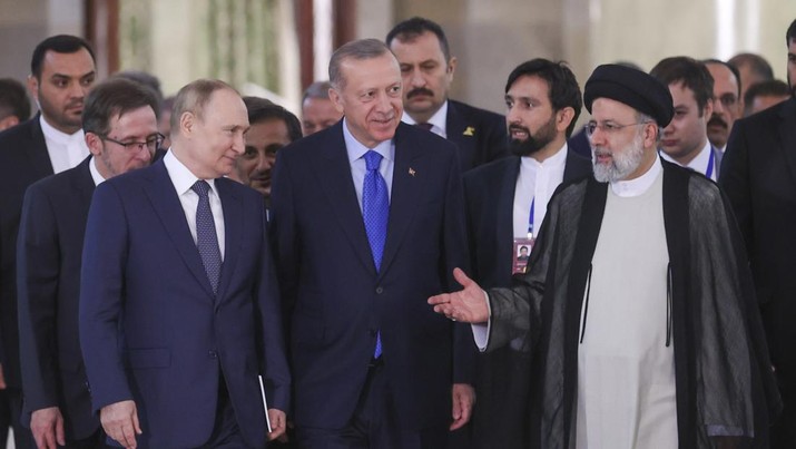 Presiden Rusia Vladimir Putin, Presiden Iran Ebrahim Raisi dan Presiden Turki Regep Tayyip Erdogan mengadakan konferensi pers bersama 19 Juli 2022 di Teheran, Iran. (Getty Images/Contributor)