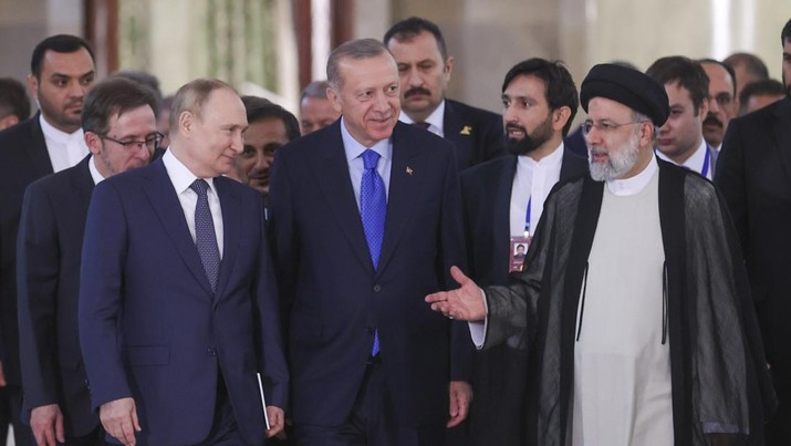 Presiden Rusia Vladimir Putin, Presiden Iran Ebrahim Raisi dan Presiden Turki Regep Tayyip Erdogan mengadakan konferensi pers bersama 19 Juli 2022 di Teheran, Iran. (Getty Images/Contributor) Presiden Rusia Vladimir Putin, Presiden Iran Ebrahim Raisi dan Presiden Turki Regep Tayyip Erdogan mengadakan konferensi pers bersama 19 Juli 2022 di Teheran, Iran. (Getty Images/Contributor)