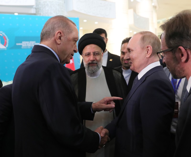 Presiden Rusia Vladimir Putin, Presiden Iran Ebrahim Raisi dan Presiden Turki Regep Tayyip Erdogan mengadakan konferensi pers bersama 19 Juli 2022 di Teheran, Iran. (Getty Images/Contributor) Presiden Rusia Vladimir Putin, Presiden Iran Ebrahim Raisi dan Presiden Turki Regep Tayyip Erdogan mengadakan konferensi pers bersama 19 Juli 2022 di Teheran, Iran. (Getty Images/Contributor)