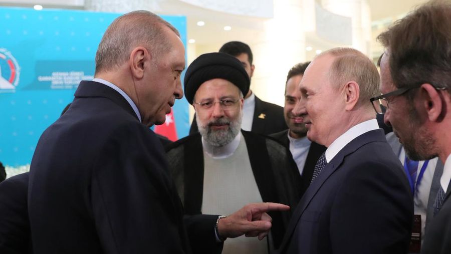 Presiden Rusia Vladimir Putin, Presiden Iran Ebrahim Raisi dan Presiden Turki Regep Tayyip Erdogan mengadakan konferensi pers bersama 19 Juli 2022 di Teheran, Iran. (Getty Images/Contributor)