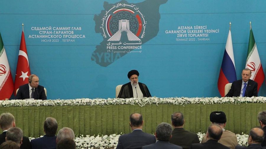 Presiden Rusia Vladimir Putin, Presiden Iran Ebrahim Raisi dan Presiden Turki Regep Tayyip Erdogan mengadakan konferensi pers bersama 19 Juli 2022 di Teheran, Iran. (Getty Images/Contributor)