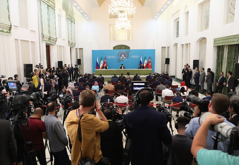 Presiden Rusia Vladimir Putin, Presiden Iran Ebrahim Raisi dan Presiden Turki Regep Tayyip Erdogan mengadakan konferensi pers bersama 19 Juli 2022 di Teheran, Iran. (Getty Images/Contributor) Presiden Rusia Vladimir Putin, Presiden Iran Ebrahim Raisi dan Presiden Turki Regep Tayyip Erdogan mengadakan konferensi pers bersama 19 Juli 2022 di Teheran, Iran. (Getty Images/Contributor)