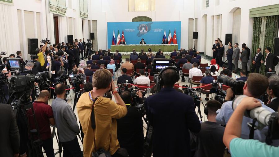 Presiden Rusia Vladimir Putin, Presiden Iran Ebrahim Raisi dan Presiden Turki Regep Tayyip Erdogan mengadakan konferensi pers bersama 19 Juli 2022 di Teheran, Iran. (Getty Images/Contributor)