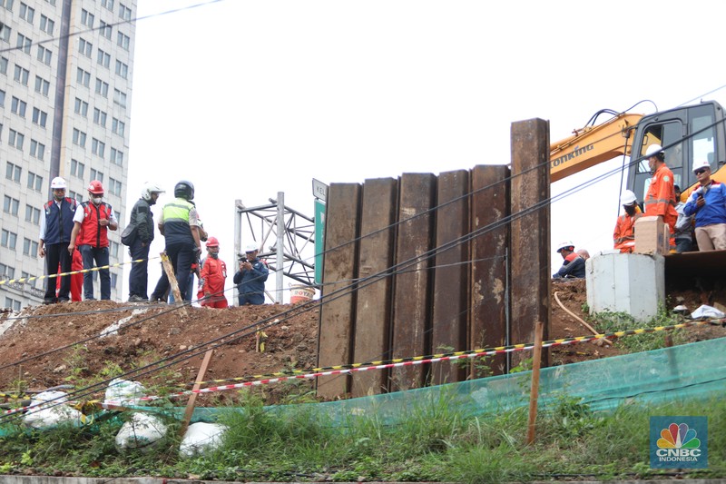 Sejumlah pekerja berada di lokasi titik kebocoran pipa gas di Jl MT Haryono, Jakarta, Rabu, (20/7/2022). Kejadian ini menimbulkan kemacetan lalu lintas ke arah Cawang. (CNBC Indonesia/Muhammad Sabki) Sejumlah pekerja berada di lokasi titik kebocoran pipa gas di Jl MT Haryono, Jakarta, Rabu, (20/7/2022). Kejadian ini menimbulkan kemacetan lalu lintas ke arah Cawang. (CNBC Indonesia/Muhammad Sabki)