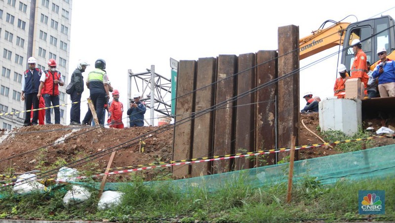 Sejumlah pekerja berada di lokasi titik kebocoran pipa gas di Jl MT Haryono, Jakarta, Rabu, (20/7/2022). Kejadian ini menimbulkan kemacetan lalu lintas ke arah Cawang. (CNBC Indonesia/Muhammad Sabki)