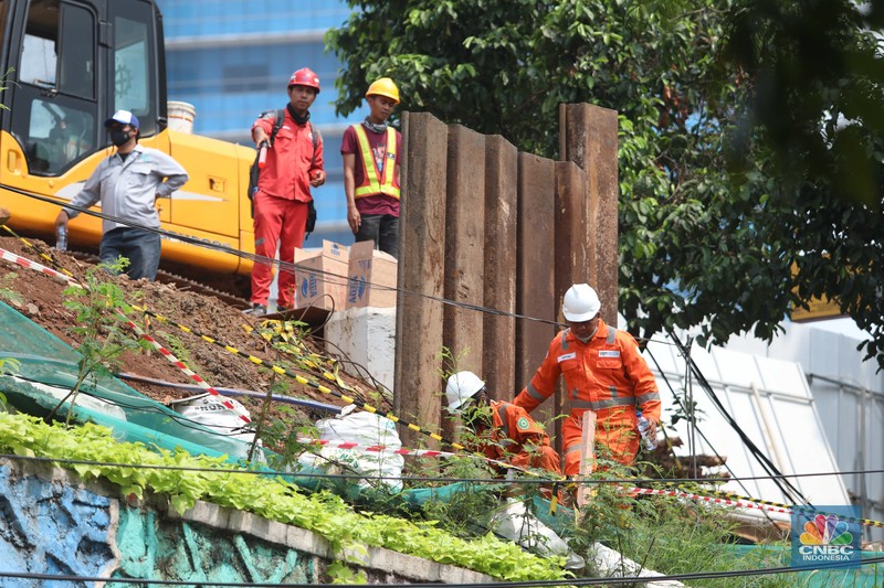 Sejumlah pekerja berada di lokasi titik kebocoran pipa gas di Jl MT Haryono, Jakarta, Rabu, (20/7/2022). Kejadian ini menimbulkan kemacetan lalu lintas ke arah Cawang. (CNBC Indonesia/Muhammad Sabki) Sejumlah pekerja berada di lokasi titik kebocoran pipa gas di Jl MT Haryono, Jakarta, Rabu, (20/7/2022). Kejadian ini menimbulkan kemacetan lalu lintas ke arah Cawang. (CNBC Indonesia/Muhammad Sabki)
