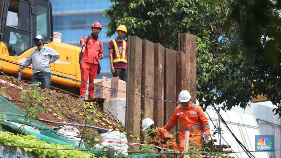 Sejumlah pekerja berada di lokasi titik kebocoran pipa gas di Jl MT Haryono, Jakarta, Rabu, (20/7/2022). Kejadian ini menimbulkan kemacetan lalu lintas ke arah Cawang. (CNBC Indonesia/Muhammad Sabki)