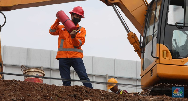 Sejumlah pekerja berada di lokasi titik kebocoran pipa gas di Jl MT Haryono, Jakarta, Rabu, (20/7/2022). Kejadian ini menimbulkan kemacetan lalu lintas ke arah Cawang. (CNBC Indonesia/Muhammad Sabki) Sejumlah pekerja berada di lokasi titik kebocoran pipa gas di Jl MT Haryono, Jakarta, Rabu, (20/7/2022). Kejadian ini menimbulkan kemacetan lalu lintas ke arah Cawang. (CNBC Indonesia/Muhammad Sabki)