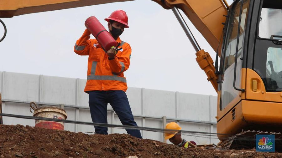 Sejumlah pekerja berada di lokasi titik kebocoran pipa gas di Jl MT Haryono, Jakarta, Rabu, (20/7/2022). Kejadian ini menimbulkan kemacetan lalu lintas ke arah Cawang. (CNBC Indonesia/Muhammad Sabki)