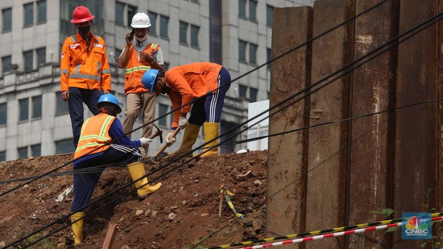Sejumlah pekerja berada di lokasi titik kebocoran pipa gas di Jl MT Haryono, Jakarta, Rabu, (20/7/2022). Kejadian ini menimbulkan kemacetan lalu lintas ke arah Cawang. (CNBC Indonesia/Muhammad Sabki)