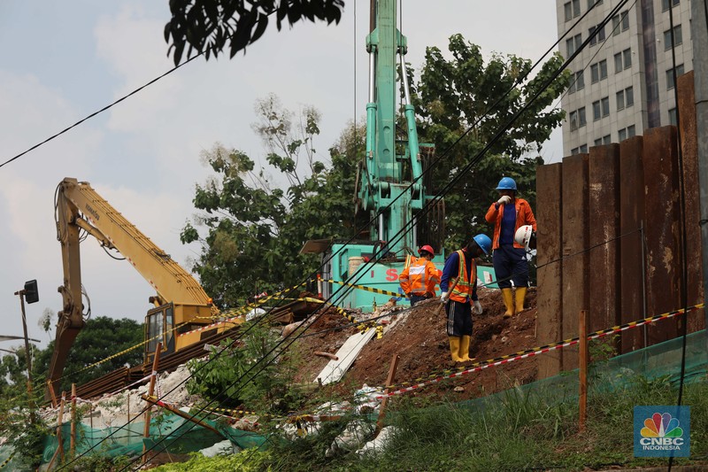 Sejumlah pekerja berada di lokasi titik kebocoran pipa gas di Jl MT Haryono, Jakarta, Rabu, (20/7/2022). Kejadian ini menimbulkan kemacetan lalu lintas ke arah Cawang. (CNBC Indonesia/Muhammad Sabki) Sejumlah pekerja berada di lokasi titik kebocoran pipa gas di Jl MT Haryono, Jakarta, Rabu, (20/7/2022). Kejadian ini menimbulkan kemacetan lalu lintas ke arah Cawang. (CNBC Indonesia/Muhammad Sabki)