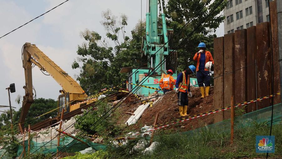 Sejumlah pekerja berada di lokasi titik kebocoran pipa gas di Jl MT Haryono, Jakarta, Rabu, (20/7/2022). Kejadian ini menimbulkan kemacetan lalu lintas ke arah Cawang. (CNBC Indonesia/Muhammad Sabki)
