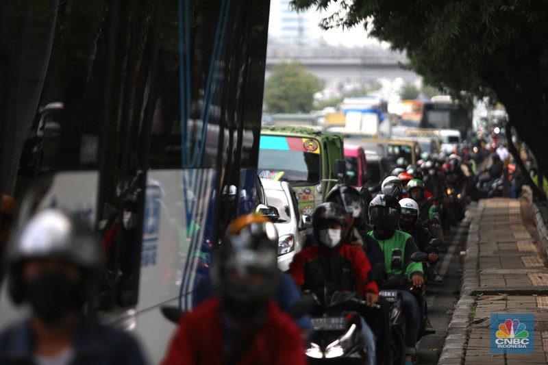 Sejumlah pekerja berada di lokasi titik kebocoran pipa gas di Jl MT Haryono, Jakarta, Rabu, (20/7/2022). Kejadian ini menimbulkan kemacetan lalu lintas ke arah Cawang. (CNBC Indonesia/Muhammad Sabki) Sejumlah pekerja berada di lokasi titik kebocoran pipa gas di Jl MT Haryono, Jakarta, Rabu, (20/7/2022). Kejadian ini menimbulkan kemacetan lalu lintas ke arah Cawang. (CNBC Indonesia/Muhammad Sabki)