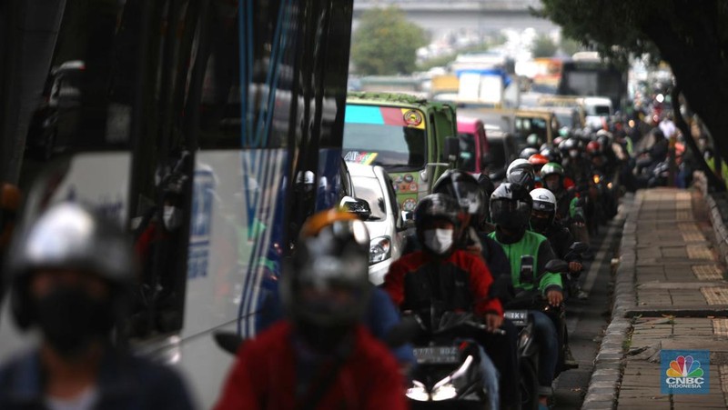 Sejumlah pekerja berada di lokasi titik kebocoran pipa gas di Jl MT Haryono, Jakarta, Rabu, (20/7/2022). Kejadian ini menimbulkan kemacetan lalu lintas ke arah Cawang. (CNBC Indonesia/Muhammad Sabki)