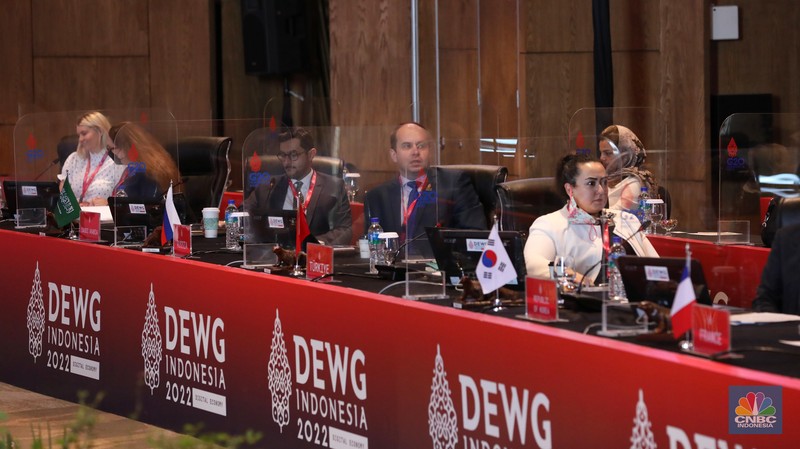 Seniman lokal bermain alat musik sasando mengiringi lagu daerah Bolelebo pada pembukaan Pertemuan Ketiga Digital Economy Working Group (DEWG) Presidensi G20 di Labuan Bajo, NTT, Rabu (20/7/2022). Sasando yang merupakan alat musik khas Nusa Tenggara Timur (NTT) tersebut mengiringi lantunan lagu Tanah Airku dan Bolelebo. (CNBC Indonesia/Andrean Kristianto) Seniman lokal bermain alat musik sasando mengiringi lagu daerah Bolelebo pada pembukaan Pertemuan Ketiga Digital Economy Working Group (DEWG) Presidensi G20 di Labuan Bajo, NTT, Rabu (20/7/2022). Sasando yang merupakan alat musik khas Nusa Tenggara Timur (NTT) tersebut mengiringi lantunan lagu Tanah Airku dan Bolelebo. (CNBC Indonesia/Andrean Kristianto)