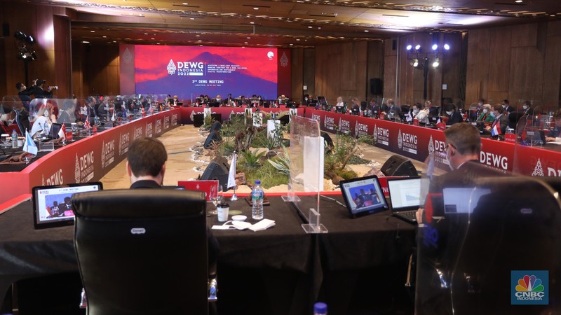 Seniman lokal bermain alat musik sasando mengiringi lagu daerah Bolelebo pada pembukaan Pertemuan Ketiga Digital Economy Working Group (DEWG) Presidensi G20 di Labuan Bajo, NTT, Rabu (20/7/2022). Sasando yang merupakan alat musik khas Nusa Tenggara Timur (NTT) tersebut mengiringi lantunan lagu Tanah Airku dan Bolelebo. (CNBC Indonesia/Andrean Kristianto) Seniman lokal bermain alat musik sasando mengiringi lagu daerah Bolelebo pada pembukaan Pertemuan Ketiga Digital Economy Working Group (DEWG) Presidensi G20 di Labuan Bajo, NTT, Rabu (20/7/2022). Sasando yang merupakan alat musik khas Nusa Tenggara Timur (NTT) tersebut mengiringi lantunan lagu Tanah Airku dan Bolelebo. (CNBC Indonesia/Andrean Kristianto)