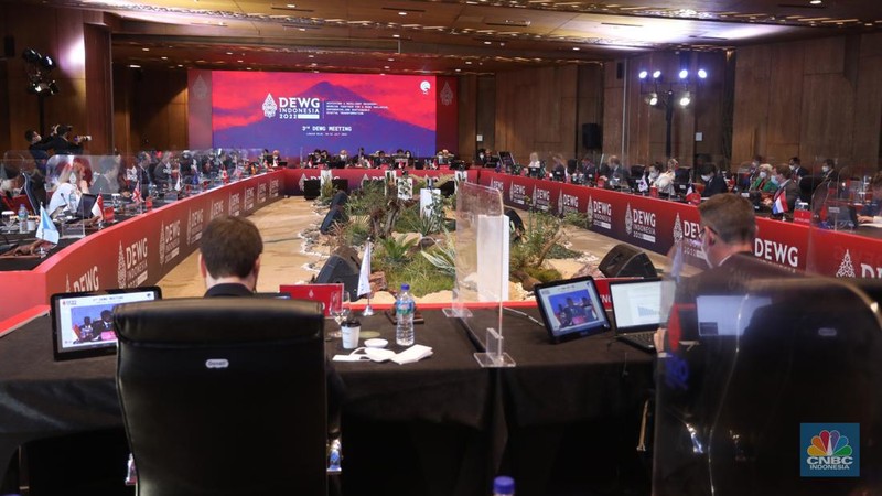 Seniman lokal bermain alat musik sasando mengiringi lagu daerah Bolelebo pada pembukaan Pertemuan Ketiga Digital Economy Working Group (DEWG) Presidensi G20 di Labuan Bajo, NTT, Rabu (20/7/2022). Sasando yang merupakan alat musik khas Nusa Tenggara Timur (NTT) tersebut mengiringi lantunan lagu Tanah Airku dan Bolelebo. (CNBC Indonesia/Andrean Kristianto)