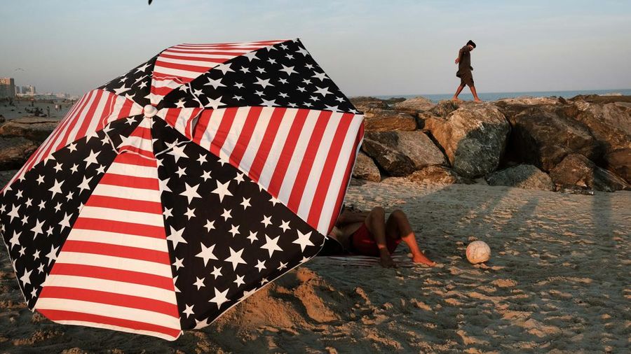 Suhu di New York City, dan sebagian besar Pantai Timur, akan naik ke tahun 90-an besok saat gelombang panas menyelimuti daerah itu dan sebagian besar negara. (via Getty Images/NurPhoto)