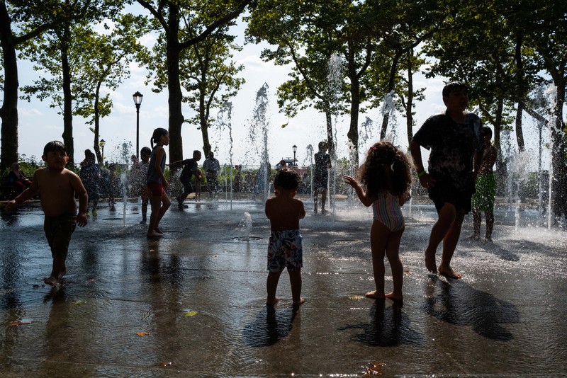 Suhu di New York City, dan sebagian besar Pantai Timur, akan naik ke tahun 90-an besok saat gelombang panas menyelimuti daerah itu dan sebagian besar negara. (via Getty Images/NurPhoto)