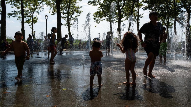 Suhu di New York City, dan sebagian besar Pantai Timur, akan naik ke tahun 90-an besok saat gelombang panas menyelimuti daerah itu dan sebagian besar negara. (via Getty Images/NurPhoto)