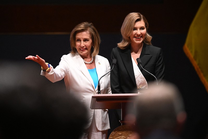 Presiden AS Joe Biden (kanan) dan Ibu Negara AS Jill Biden (kiri) menyambut Ibu Negara Ukraina Olena Zelenska di Gedung Putih di Washington, DC, pada 19 Juli 2022. (AFP via Getty Images/BRENDAN SMIALOWSKI)