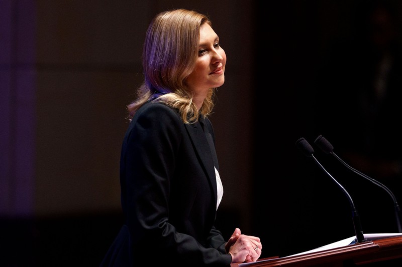 Presiden AS Joe Biden (kanan) dan Ibu Negara AS Jill Biden (kiri) menyambut Ibu Negara Ukraina Olena Zelenska di Gedung Putih di Washington, DC, pada 19 Juli 2022. (AFP via Getty Images/BRENDAN SMIALOWSKI)