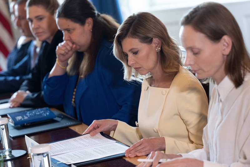 Presiden AS Joe Biden (kanan) dan Ibu Negara AS Jill Biden (kiri) menyambut Ibu Negara Ukraina Olena Zelenska di Gedung Putih di Washington, DC, pada 19 Juli 2022. (AFP via Getty Images/BRENDAN SMIALOWSKI)