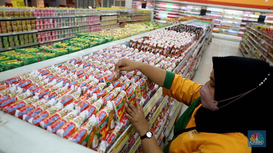 Karyawan menata mie instan di Supermarket Jakarta, Kamis, 21/7. Harga mi instan sudah merangkak naik beberapa waktu terakhir karena efek situasi dunia seperti perang Ukraina yang mengerak harga terigu dan gandum. (CNBC Indonesia/Muhammad Sabki)