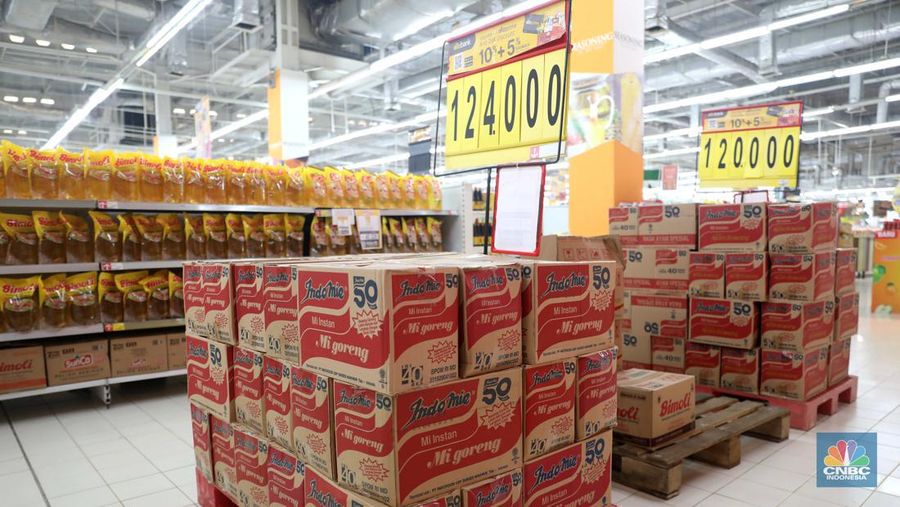 Karyawan menata mie instan di Supermarket Jakarta, Kamis, 21/7. Harga mi instan sudah merangkak naik beberapa waktu terakhir karena efek situasi dunia seperti perang Ukraina yang mengerak harga terigu dan gandum. (CNBC Indonesia/Muhammad Sabki)