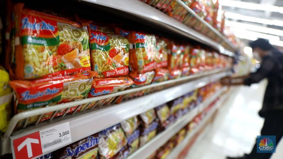 Karyawan menata mie instan di Supermarket Jakarta, Kamis, 21/7. Harga mi instan sudah merangkak naik beberapa waktu terakhir karena efek situasi dunia seperti perang Ukraina yang mengerak harga terigu dan gandum. (CNBC Indonesia/Muhammad Sabki)