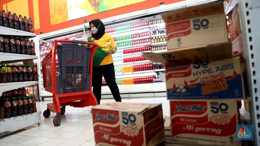 Karyawan menata mie instan di Supermarket Jakarta, Kamis, 21/7. Harga mi instan sudah merangkak naik beberapa waktu terakhir karena efek situasi dunia seperti perang Ukraina yang mengerak harga terigu dan gandum. (CNBC Indonesia/Muhammad Sabki)