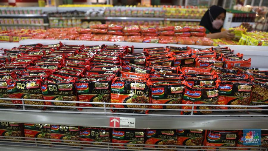 Karyawan menata mie instan di Supermarket Jakarta, Kamis, 21/7. Harga mi instan sudah merangkak naik beberapa waktu terakhir karena efek situasi dunia seperti perang Ukraina yang mengerak harga terigu dan gandum. (CNBC Indonesia/Muhammad Sabki)