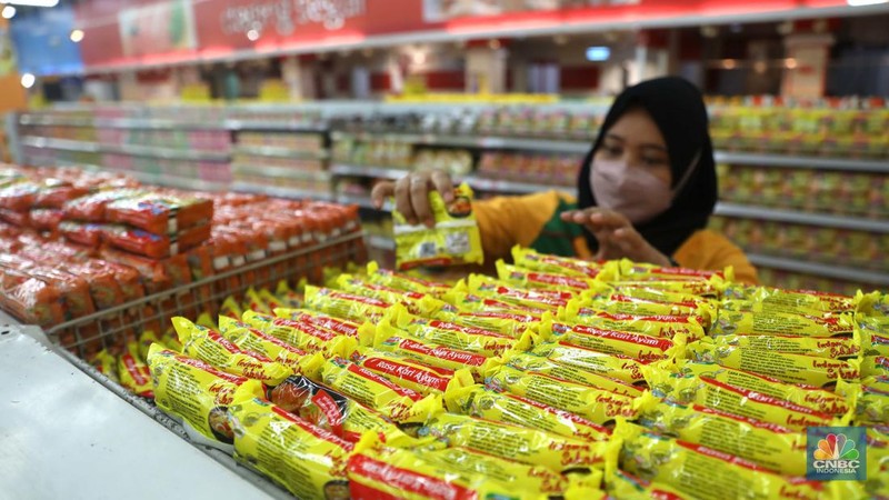 Pengunjung melintas di depan rak sarden di Supermarket, Jakarta, Kamis, 21/7. Harga olahan pangan satu per satu naik, selain mi instan salah satunya ikan kaleng olahan. (CNBC Indonesia/Muhammad Sabki)