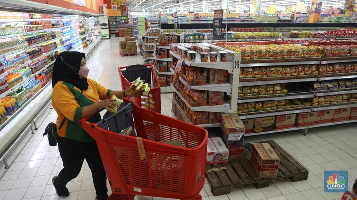 Karyawan menata mie instan di Supermarket Jakarta, Kamis, 21/7. Harga mi instan sudah merangkak naik beberapa waktu terakhir karena efek situasi dunia seperti perang Ukraina yang mengerak harga terigu dan gandum. (CNBC Indonesia/Muhammad Sabki)